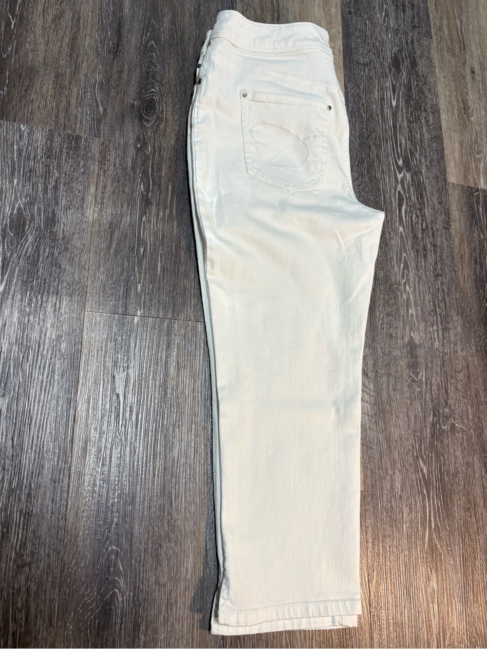 Chicos Women’s White cropped Jeans – Classic Straight Fit. Casual, 98% cotton